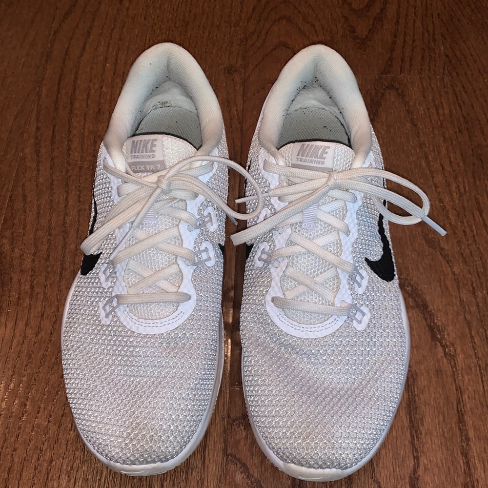WHITE NIKE SNEAKERS